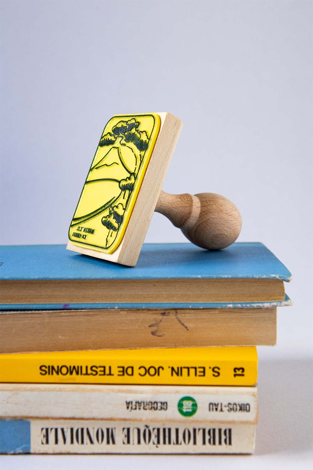 Sello exlibris grabado con el monte Fuji enmarcado por un árbol