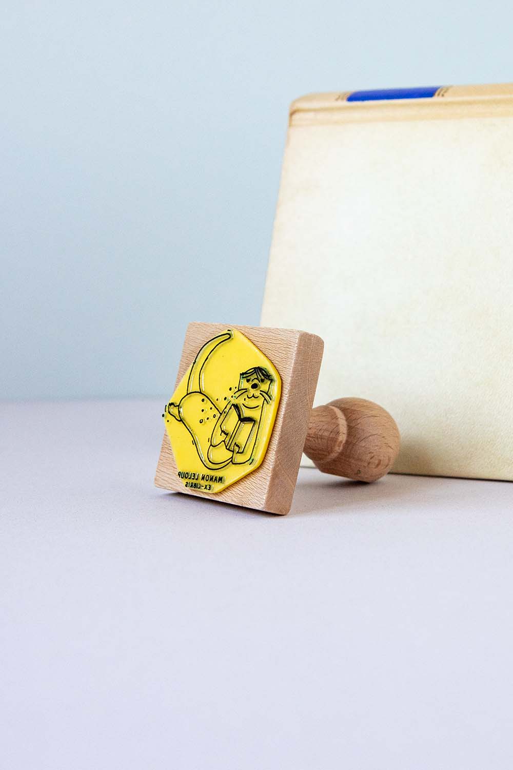 Sello exlibris grabado con una nutria leyendo bajo el agua