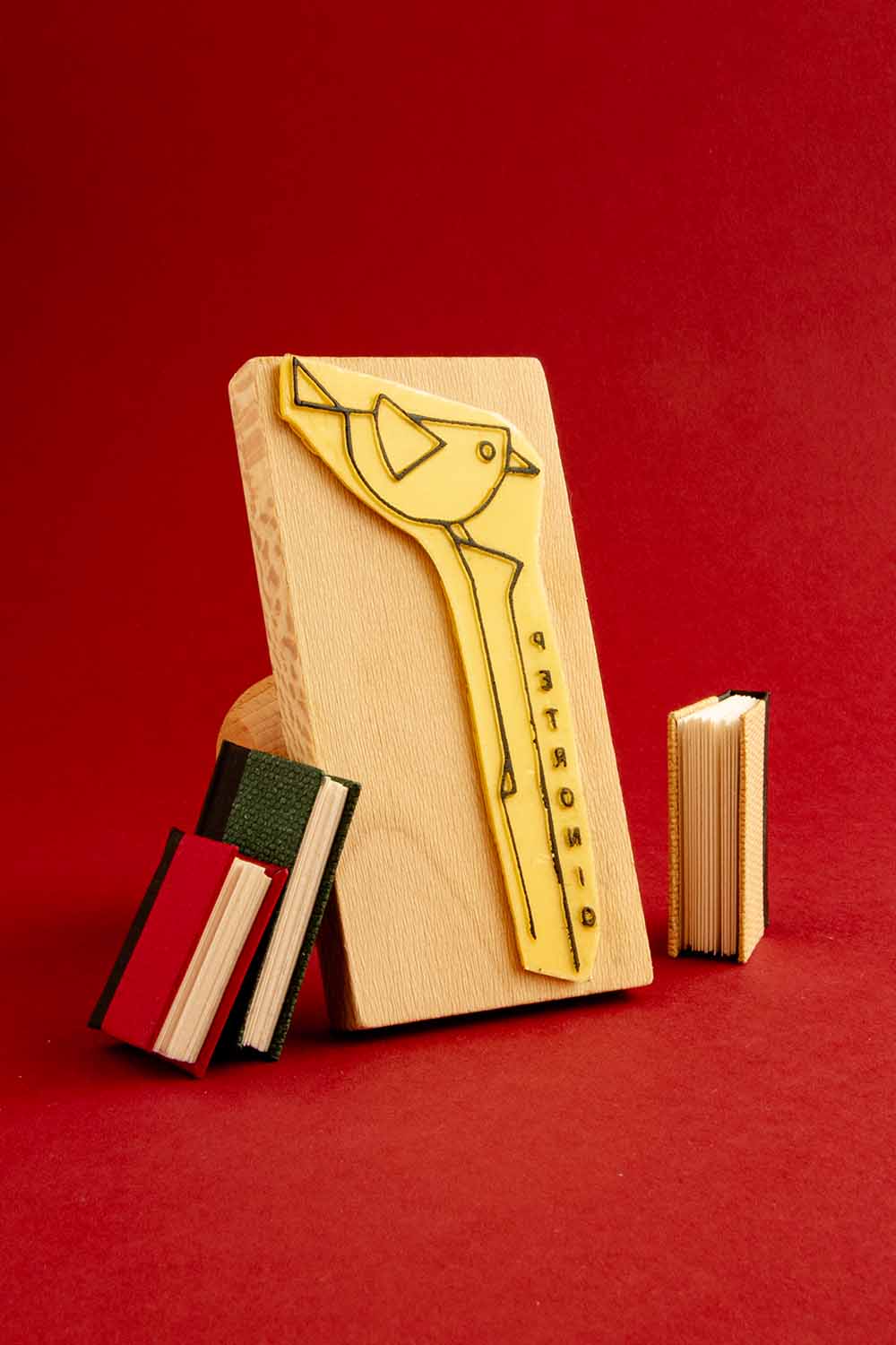 Sello exlibris grabado con un pájaro encima de un palo