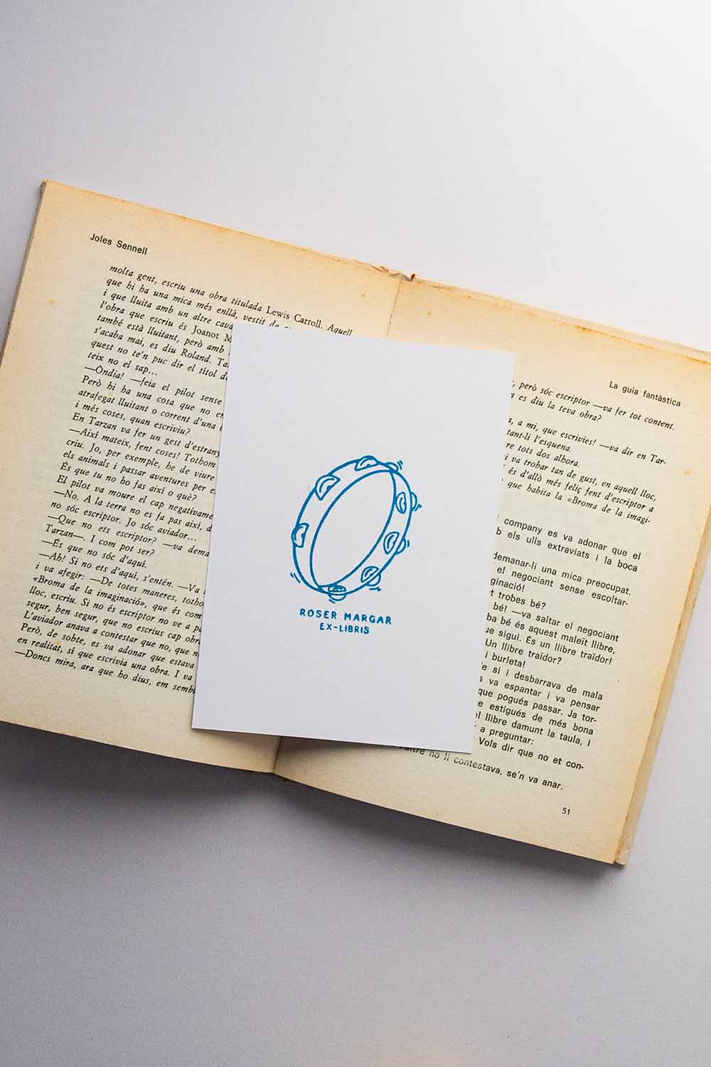 Portadilla de libro estampado con sello exlibris de pandereta