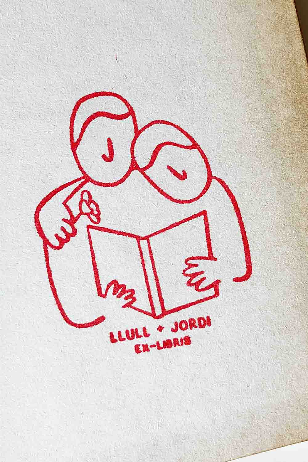 Portadilla de libro estampada con una pareja leyendo