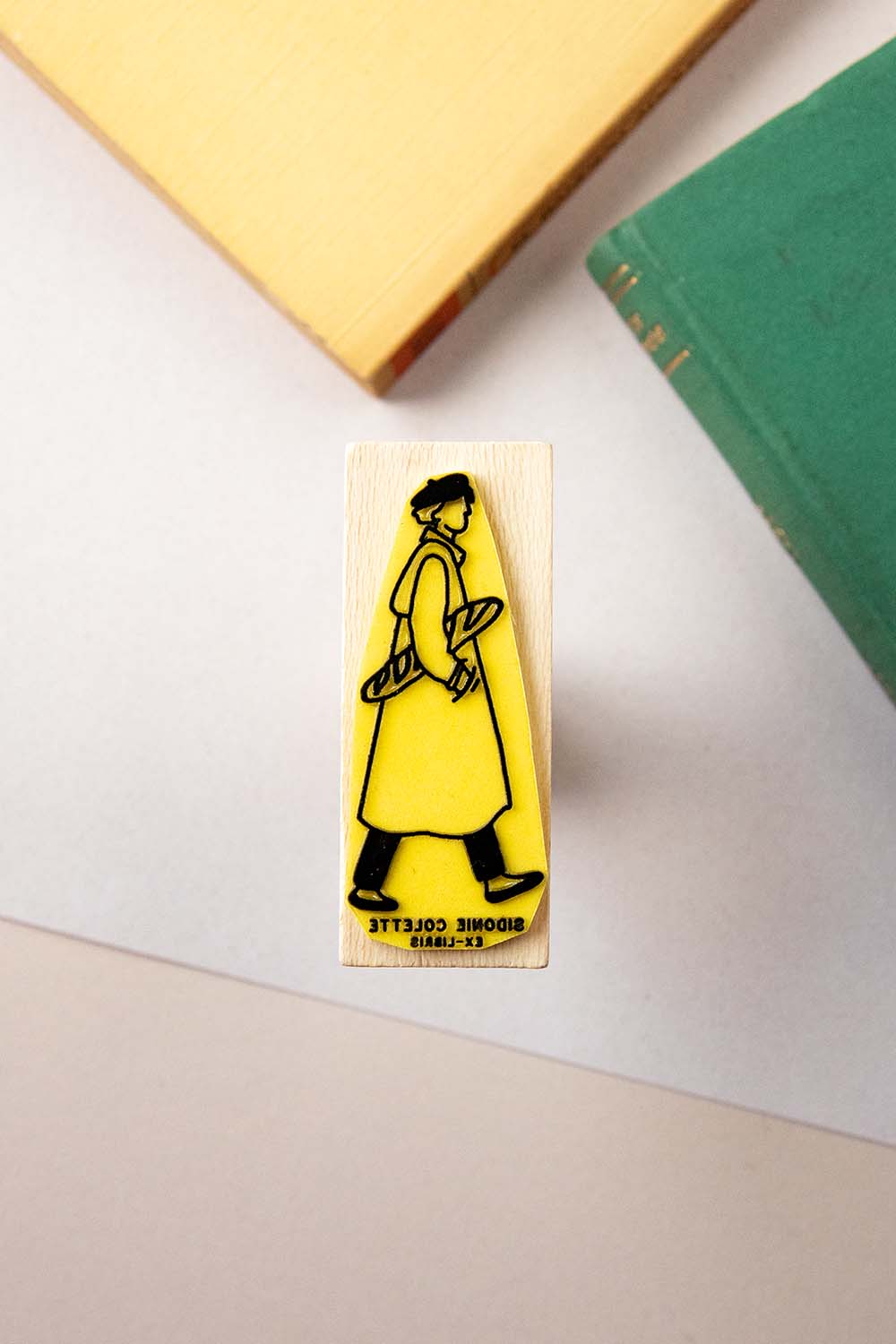 Sello ex-libris con una persona paseando con una baguette bajo el brazo