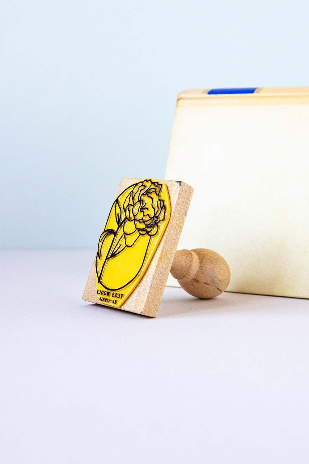 Sello exlibris grabado con una flor peonía