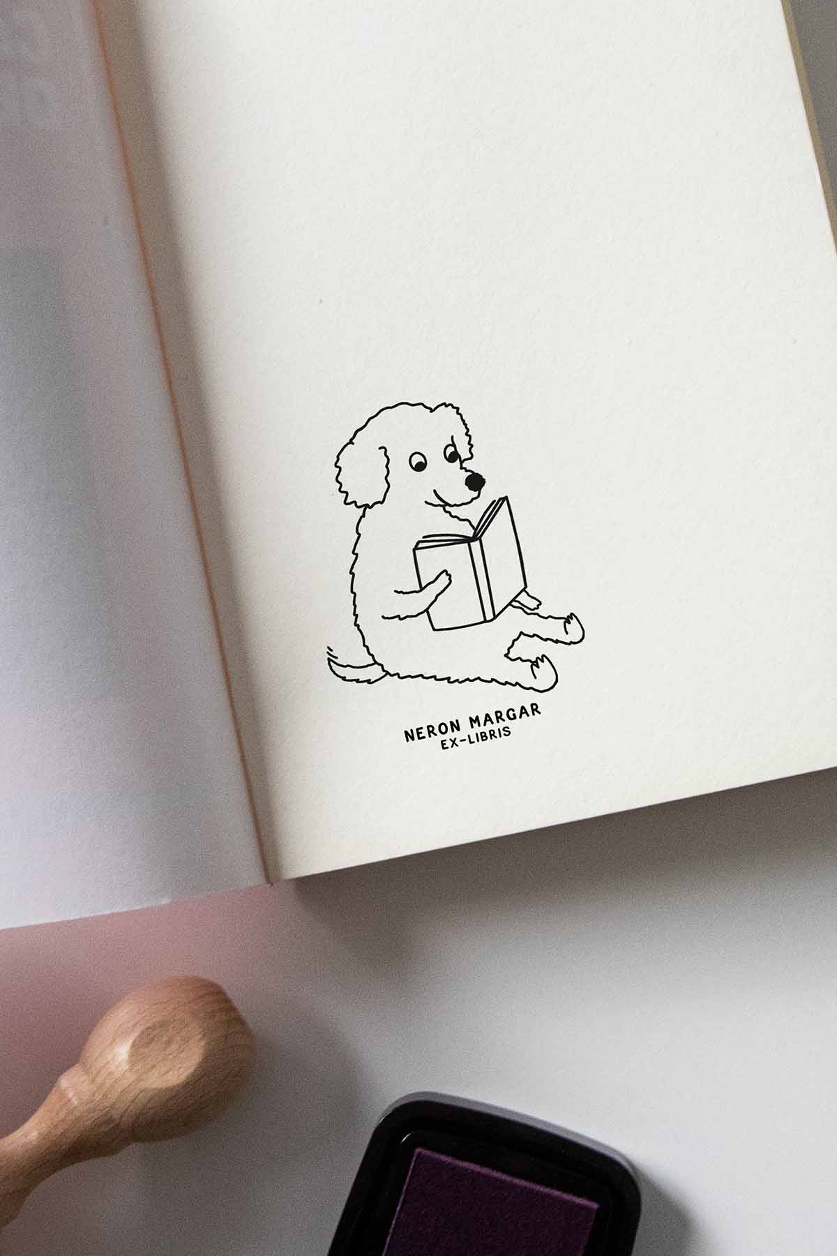Portadilla de libro estampado con sello exlibris de un perro lector