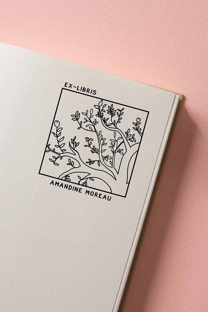 Portadilla de libro estampada con un fragmento de las ramas de un árbol