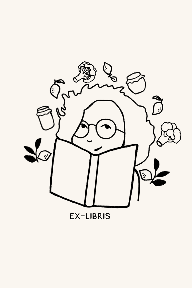 Dibujo de persona con gafas y cabello rizado sumergida en un libro, rodeada de limones, brócolis y potes de mermeladas