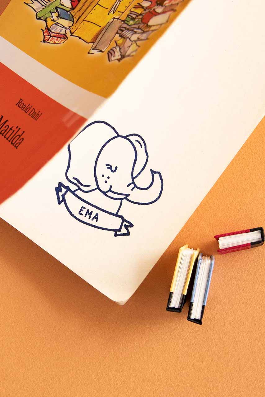 Portadilla de libro estampada con un sello exlibris de un elefante