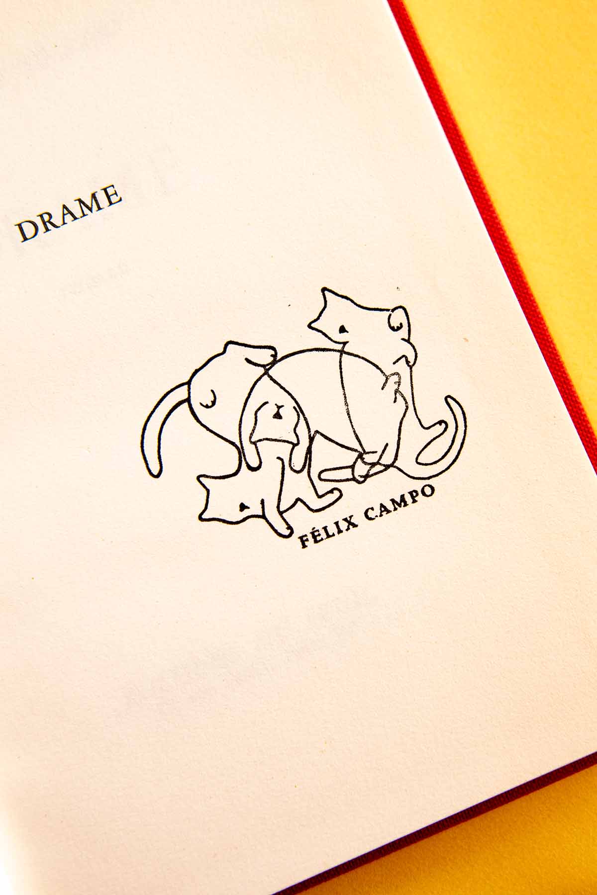 Ex-libris Gatos con una sencilla ilustración de tres gatos domésticos jugando, titulado "drame" de Félix Campo, sobre un fondo amarillo y rojo vibrante, de Les Tampons de Roser.