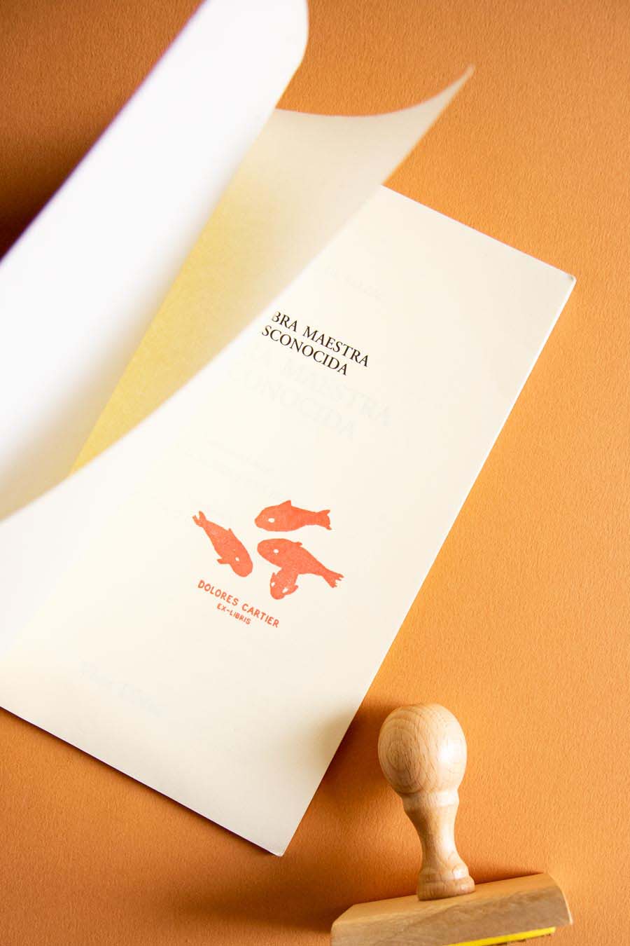 Portadilla de libro estampada con un sello exlibris de peces