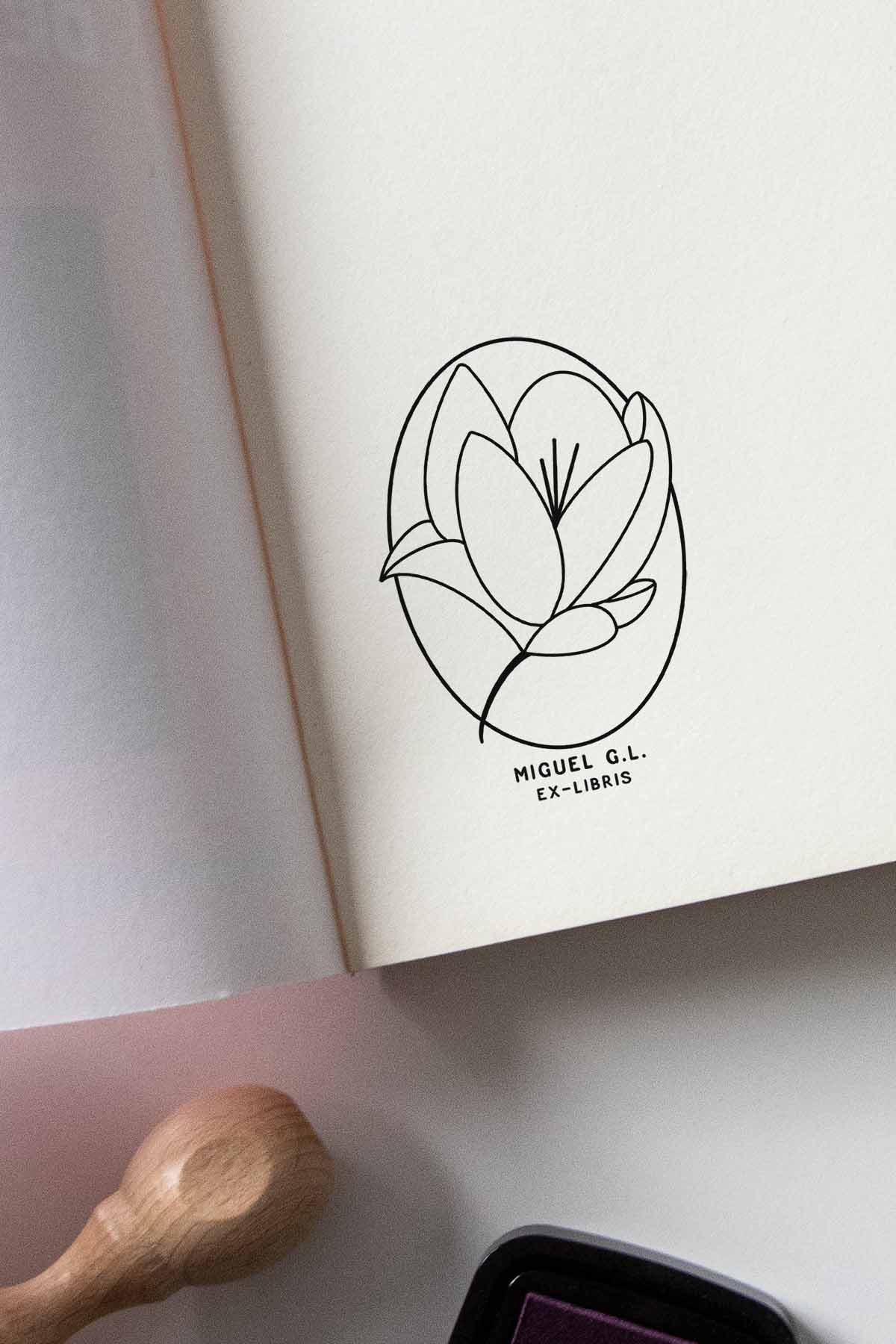 Portadilla de libro estampada con sello exlibris de una flor magnolia