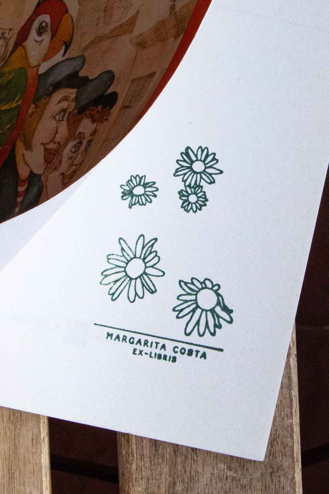 Portadilla de libro estampada con sello exlibris de flores margaritas