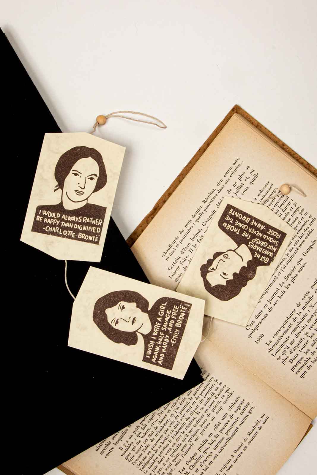 Guirnalda marrón con retratos y citas de las hermanas Brontë