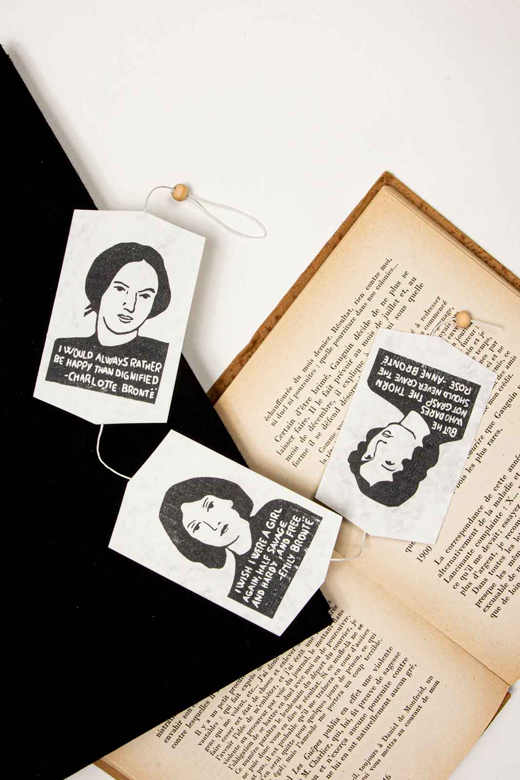 Guirnalda negro con retratos y citas de las hermanas Brontë