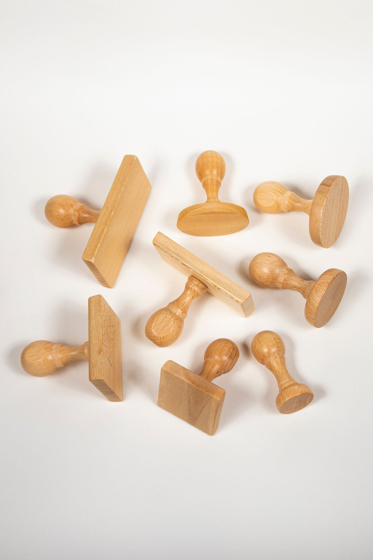 Conjunto de mangos de madera de varias formas y tamaños
